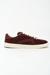 Tênis Herit Eve Burgundy em camurça red mahogany, vista lateral