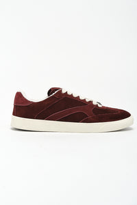 Tênis Herit Eve Burgundy em camurça red mahogany, vista lateral