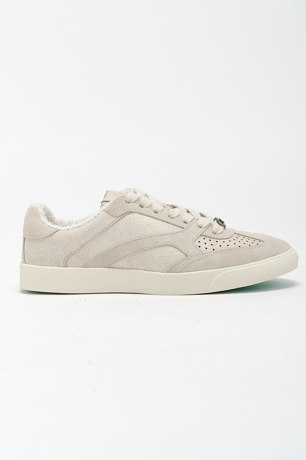 Tênis Herit Eve Oat em camurça gelo e craquelê off white, vista lateral